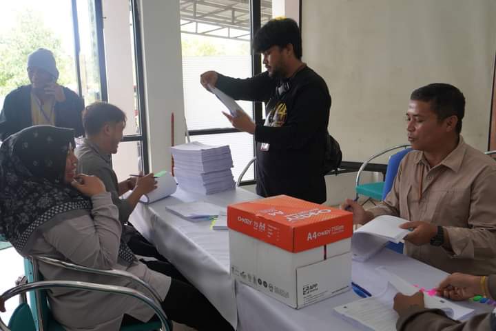 Suasana penghitungan suara di Kecamatan Padang Panjang Timur, Rabu (21/2/2024) kemaren.